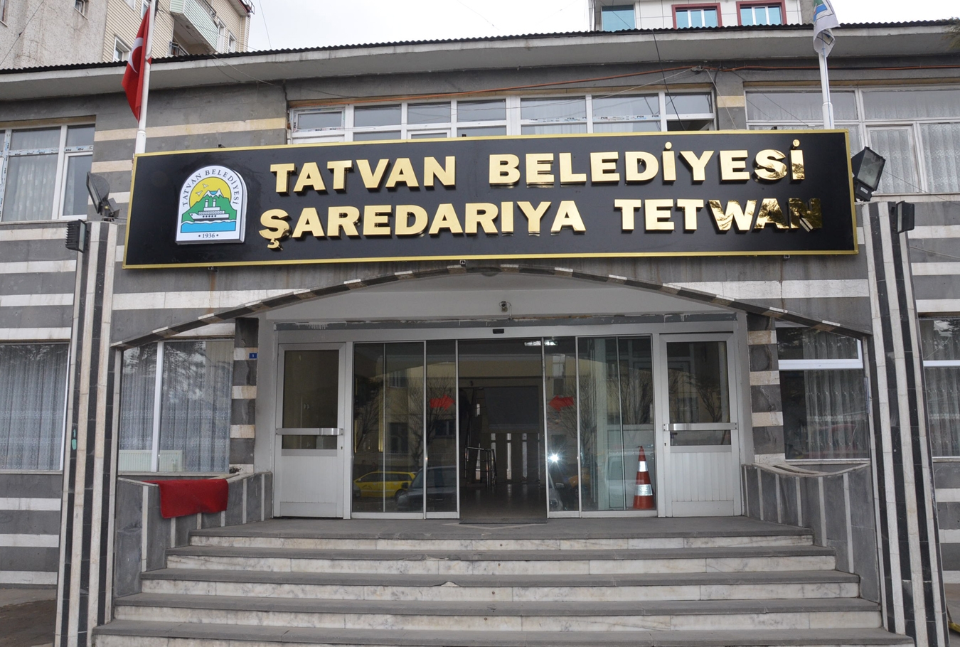 Tatvan belediyesi iki dilli tabelaya geçti